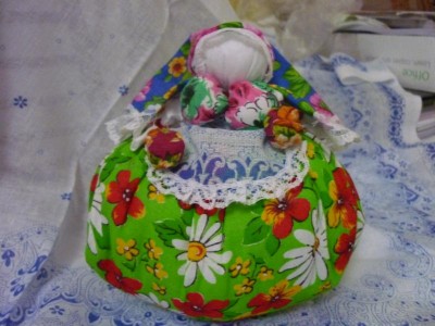 кукла-травница, внутри нее и в мешочках на руках травки лежат, чтобы пахла, но говорят что раньше их ложили чтобы от болезней спасала (травки соответствующие ложили и нюхали)