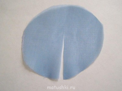 выкраиваем из органзы по шаблону круглые детали, по долевой делаем надрез длиной 5 см. Не страшно если заготовки получаются не идеально ровными.