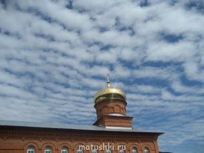 Трапезный храм,вернее верхушка храма и небо.