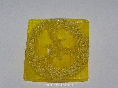 мыло с маслом миндаля, мёдом и люффой.