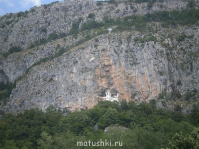 Монастырь Острог.<br />Очень высоко в горах. Даже очень высоко не подходит для описания. (900 м)
