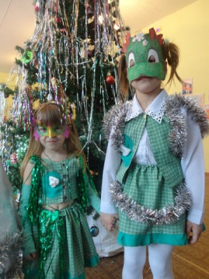 Моя Ксения с самодельной маской.