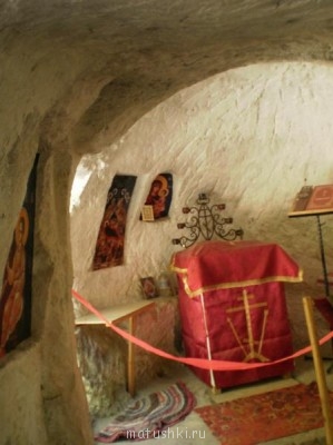 Эта крошечная церковь, размещённая внутри большого камня была закрыта и фото я сделала, просунув руку сквозь решётку