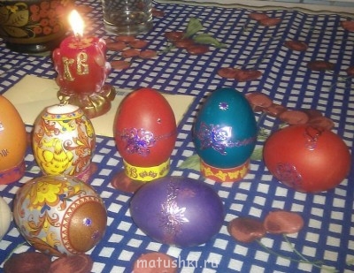 Здесь два красных яица, хорошие яркие цвета получились, остальные цвета по мне так себе, но деть был очень счастлив поучаствовать в процессе.