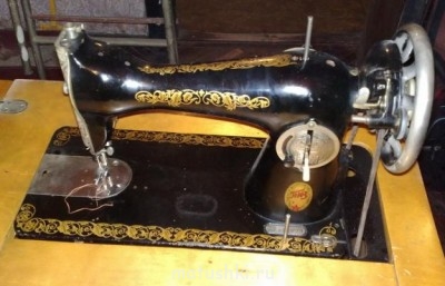 Сама швейная машина (есть дома почти у всех)