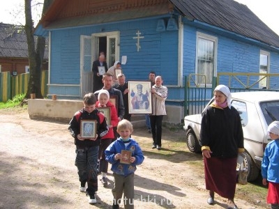 Крестный ход от временного до строящегося храма.
