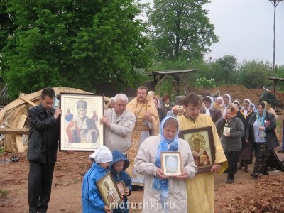 Крестный ход вокруг строящегося храма.