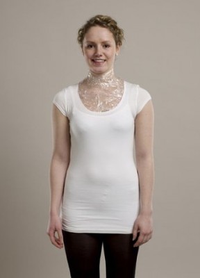 Обмотать шею и область декольте пищевой плёнкой.Поскольку она производится из натурального сырья (целлюлозы), то не вызывает аллергии.