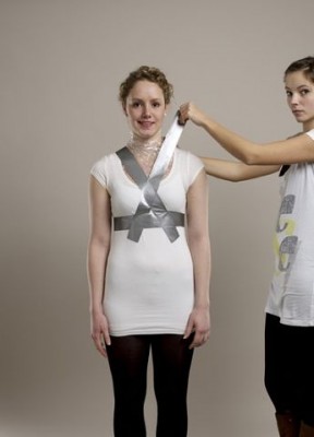 Наклеить полосы скотча крест-на-крест через углубление между грудными железами.