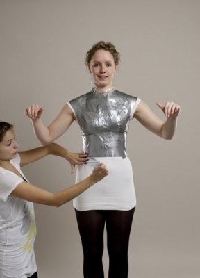 Заклеить фигуру, согласно картинке - на плечевой части скотч укладывать по наклонным линиям,вокруг участка талии - поперечно.