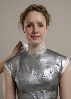 Уточнить положение пищевой плёнки на участке шеи.