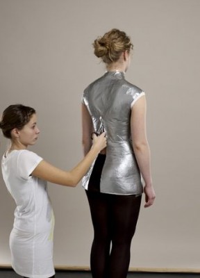 Конструкцию разрезать по середине спинки.В некоторых рекомендациях её делают зигзагообразной.Я бы рекомендавала и на спинке начертить все конструктивные линии.Среднюю - тоже.