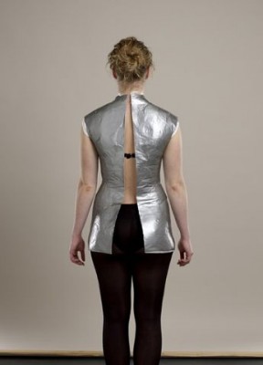 Конструкция разрезана вместе с майкой.