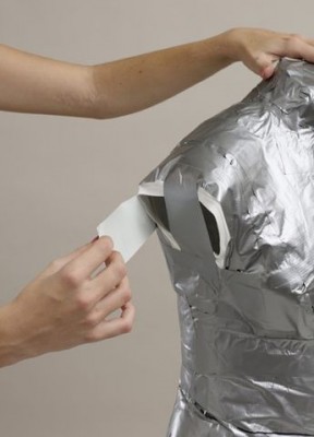 Заклеить отверстия на участке сочленения предплечья и плеча.