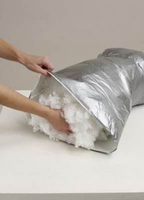 Набить полость манекена наплнителем для подушек.