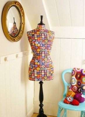 Готовый торс-манекен в связанном из элементов чехле.