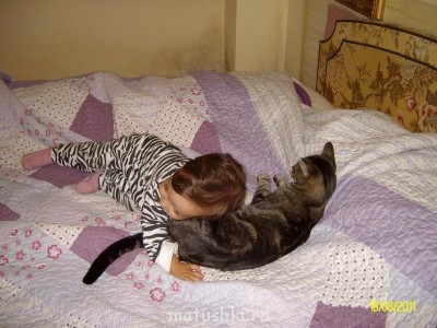 Позволяет сыну себя мучить ...