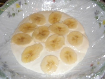 Все,кроме желатина соединить и размешать(я блендером).Добавить желатин и вылить часть в плошку с постеленой пищевой пленкой и разложить поверх банан(можно и некласть)