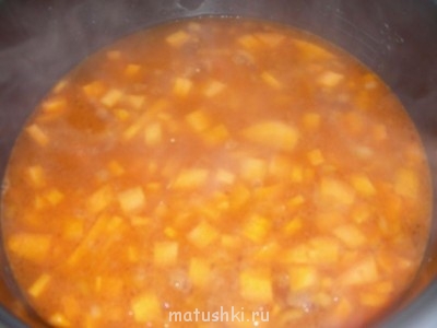 Тушеные овощи из сковороды переложить в мультиварку с картошкой,залить все горячей водой, посолить.Закрыть крышку и поставить в режим"тушение" на 1 час.