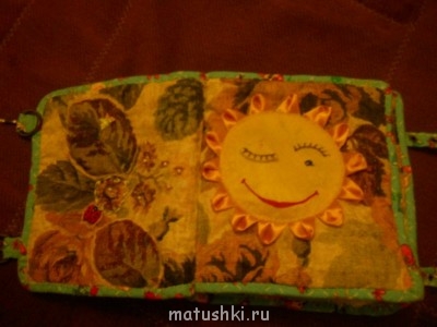 на левой стороне 2 листа возвышаются, нашивка бабочка, бисер, атласная лента, аппликация бабочка коровка.<br />на правой стороне фетр.солнышко, атласная лента, акрил.краски