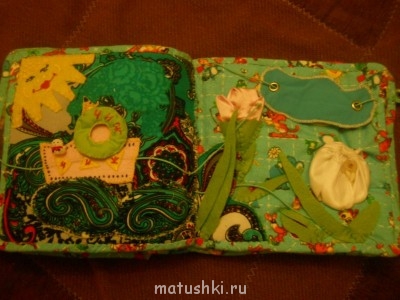 лев.сторона караблик в море.<br />основа футер трехнитка, фетр:солнце и караблик. Спас. круг плащевка. волны- карман, там имеется "загугулина" из пиеток. караблик перетягивается. Роспись акрилом, пуговица-мишка.<br />Лев сторона- основа фланель, облако- плащевка(наполнитель фольга)- передвигается. солнце фетр(наполнитель сухая черемуха), цветы -атлас- карманы.Розовый прячет бабочку на резинке. Белый раскрывается, прячет двух бабочек -перетягивалки. Листья фетр, там прячется бабочка-перетягивалка, под листом у белого цветка неподвижная бабочка(всего их 5). Под аппликацией из футера находится большой катающийся шарик(заметен только на ощупь)