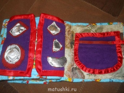 лев сторона- дверцы флис и атласна лента, контуры фигур раскрашены акрил.красками. Фигуры тафта в них наполнитель-рис.<br />прав сторона карман- там лежат фигурки. <br />застежки- замок трактор и крючки