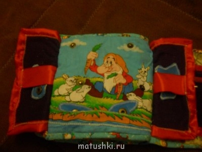 готовая картинка из ткани с пристегивающимися на кнопки деталями.<br />на картинке- карман из травы(там прячутся облака) на дверцах атласные полосы(там лежат зайцы)