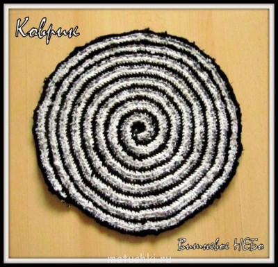 коврик связан по спирали постепенно из  трех разных цветов