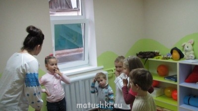 деток развлекал педагог театральной студии