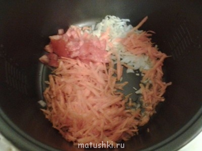 Лук,морковь и пол помидорки измельчить . Всыпать в мультиварку с маслом.