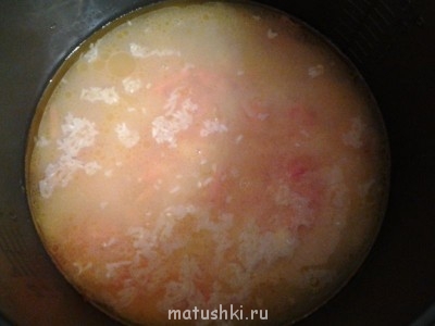 Залить двумя кружками холодной воды.