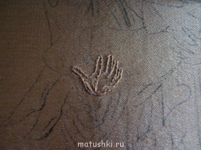 Нитками 0926, швом враскол заполняю ту часть кисти, которая в тени