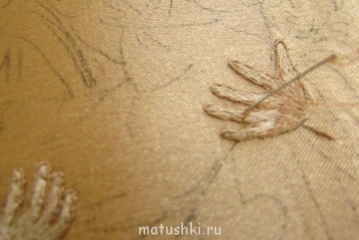 Затем совсем маленькими стежками можно отметить суставы на пальцах и ногти