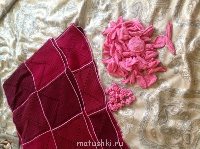 Нужно еще 4 цветочка связать и потом соединить все между собой