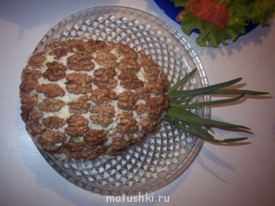 А еще я как-то делала вот такой салатик в виде ананаса.