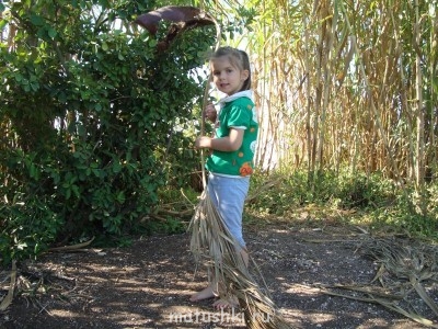 Мы долго пытались завлечь его вот такой метлой, но не тут то было. Осмотрел нас со всех сторон, никуда не уходил но так и остался брутальным незнакомцем :)