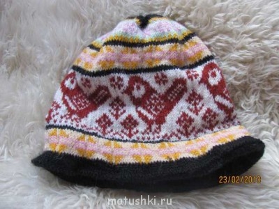 Это шапка, на которой первый раз тренировалась в несколько цветов вязать. Но получилась большеватая, на очень умных людей. ))