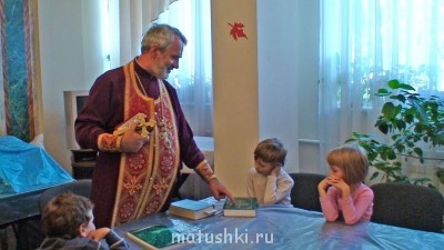 а это наш отец настоятель, после того, как отслужил молебен на начало учебного года, остался пообщаться с детишками нашей ВШ<br />- а ну ка, прочти что тут написано! Закон Божий...<br /><br />(Пашке тут 6 лет)