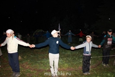 Ночью , защищая знамя.