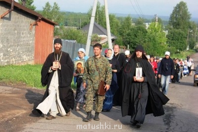 Крестным ходом на Литургию.