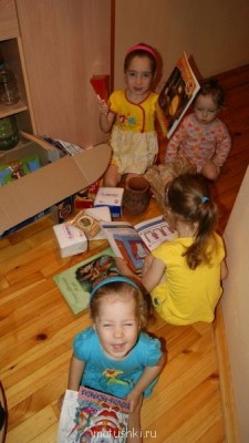 Дети рассматривают подарки