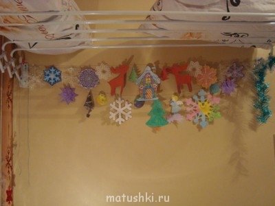 Оформили наши поделки вот в такую гирлянду. )