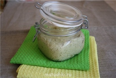 А еще я сделала миндальную пасту. очень удобно на работе в обед, на хлеб намазал и больше ничего не надо)) Это фотография прошлых лет, в этом году сразу сделала большую порцию, созревает в холодильнике))