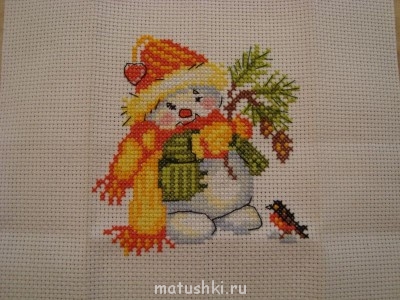 Это снеговичок мой запоздалый. Танюша-Васина дочка узнаёшь? ) Не стирала и не гладила еще.