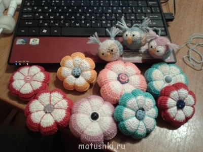 Такие брелочки связались, правда еще не пришли крепления, поэтому слегка не доделанные.