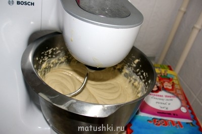 Тесто помогал месить комбайн, самое сложное было нарезать миндаль и все остальное - аж следы от ножа на пальцах