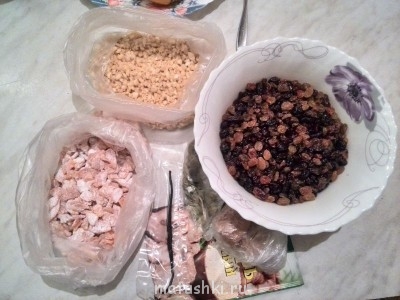 Цукаты я пересыпала пудрой, т.к. думала ещё не скоро начну печь.<br />Миндаль измельчила в блендере, но не мелко, тесто не крошилось (может ещё и от того что у меня было 200 гр.орехов, а не 300)<br />Первый раз увидела стручок ванили, видели бы вы как я семена доставала))