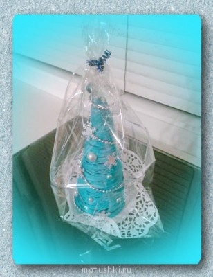 Елочка из ниток, декорированная.