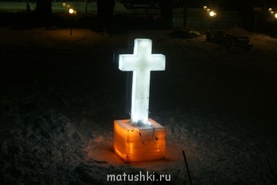 Этот крест сделан из льда. Внутри гирлянда. Каждые год на Крещение его ставят перед храмом.