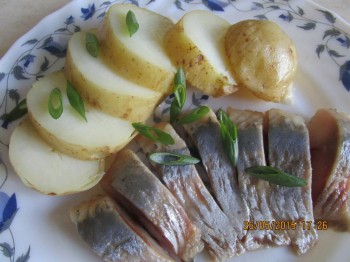 Фотография невзрачная, потому что селедку я ничем не поливала, для нас она и так достаточно жирная))